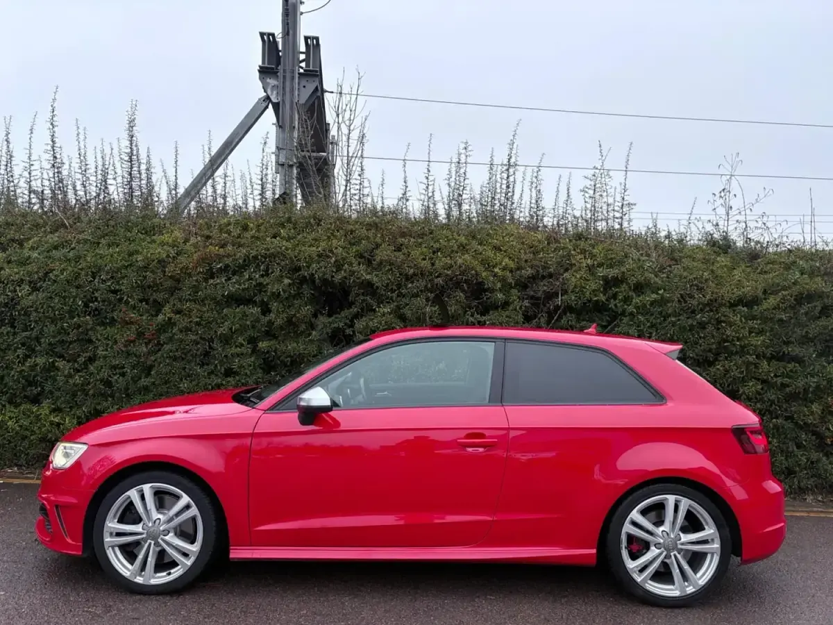 Usado Audi S3 Sportback Comfort 300 HP (220 kW) 2015 Vermelho Citadino