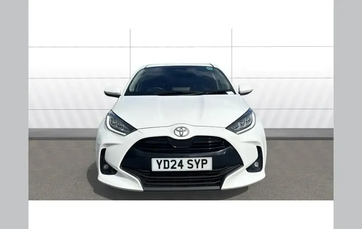 Used Toyota Yaris Design 113 HP (83 kW) 2024 White Hatchback