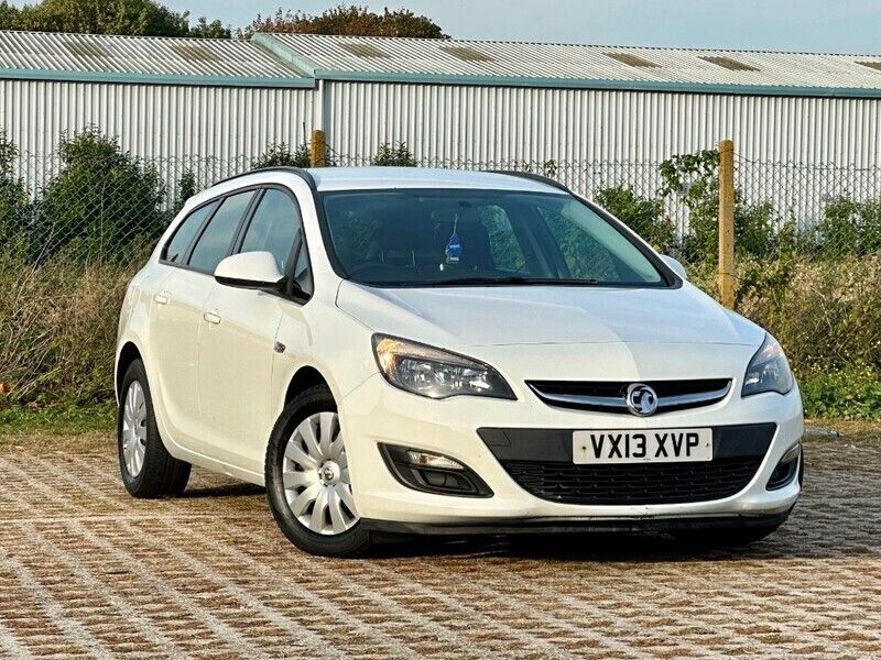 Used Vauxhall Astra S 95 HP (69 kW) 2013 White Estate