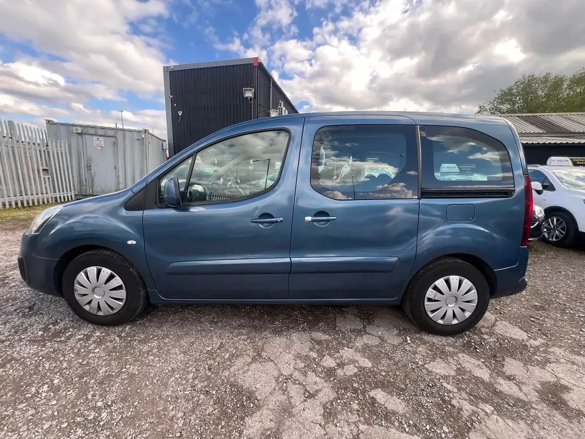 Used Peugeot TePee Active 100 HP (73 kW) 2015 Blue MPV