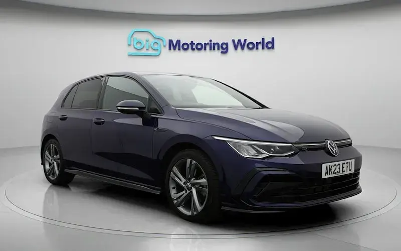 Second-hand VW Golf VIII R-line 150 CP (110 kW) 2023 Albastru Hatchback