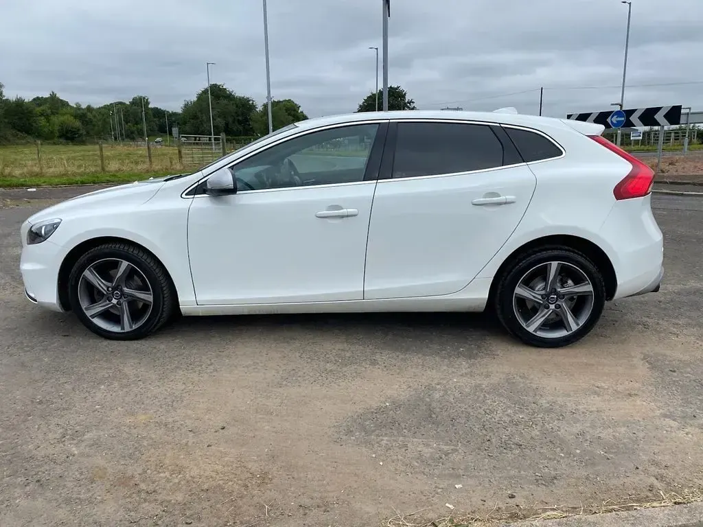 Used Volvo V40 R-Design 122 HP (89 kW) 2016 White Hatchback