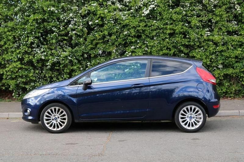 Usado Ford Fiesta Titanium 96 CV (70 kW) 2011 Azul Utilitario