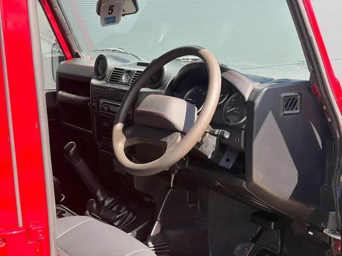 Used Land Rover Defender 122 HP (89 kW) 2013 Red Pickup