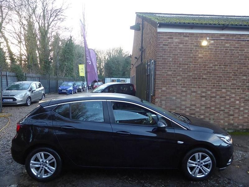Second-hand Vauxhall Astra 2016 Negru Hatchback