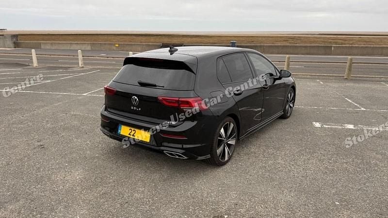 Begagnad VW Golf VIII R-line 2022 Svart Halvkombi