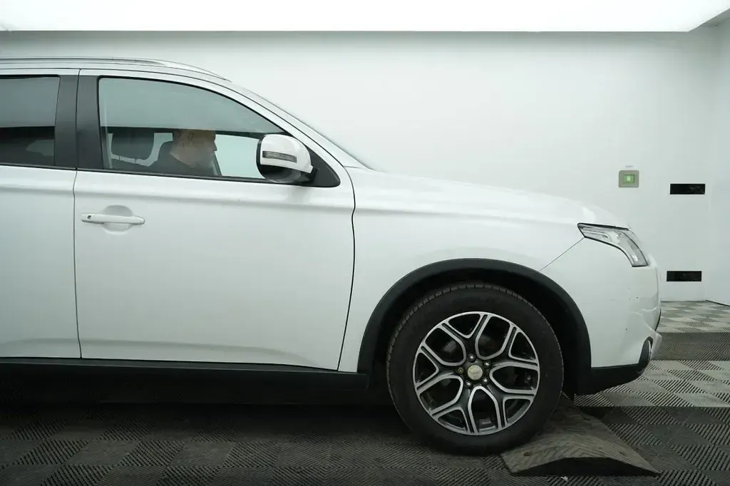 Used Mitsubishi Outlander 150 HP (110 kW) 2015 White SUV