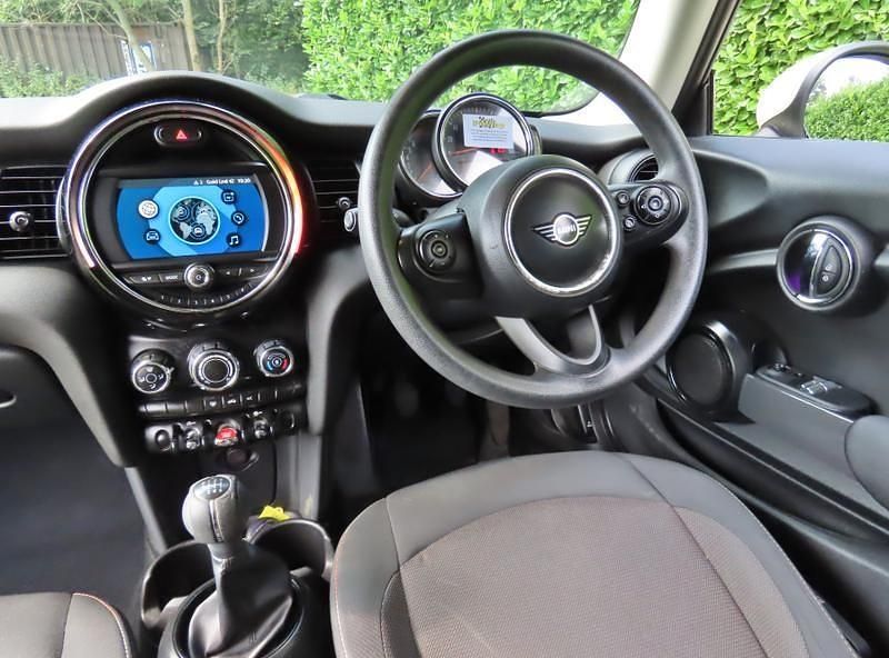 Used Mini ONE Classic 102 HP (75 kW) 2018 Pepper white Hatchback