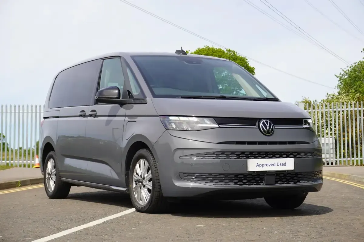 Begagnad VW Multivan Life 218 HK (160 kW) 2024 Grå Minibuss
