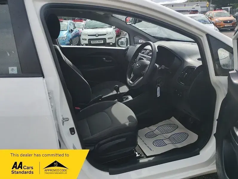 Used Kia Rio Air 84 HP (61 kW) 2013 White Hatchback