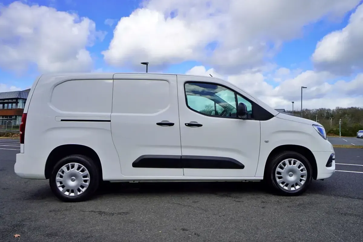 Second-hand Vauxhall Combo Sportive 100 CP (73 kW) 2020 Alb Monovolum