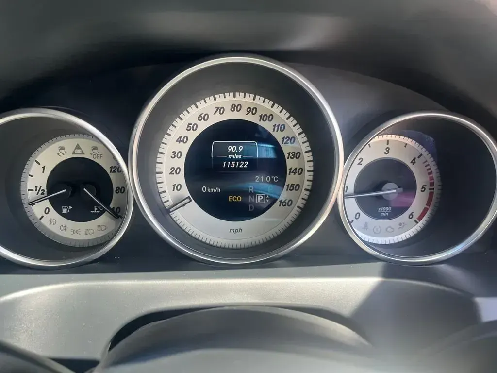 Käytetty Mercedes E220 AMG line 177 HP (130 kW) 2015 Hopea Coupe - kaksiovinen