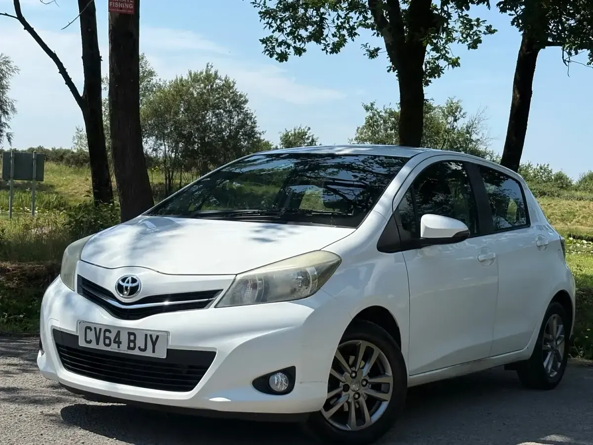 Used Toyota Yaris 90 HP (66 kW) 2014 White Hatchback
