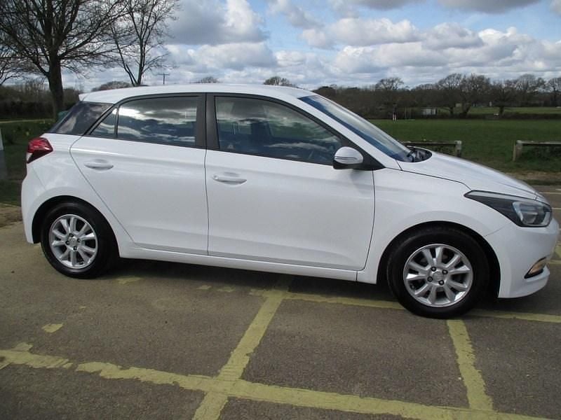 Used Hyundai i20 SE 84 HP (61 kW) 2016 White Hatchback