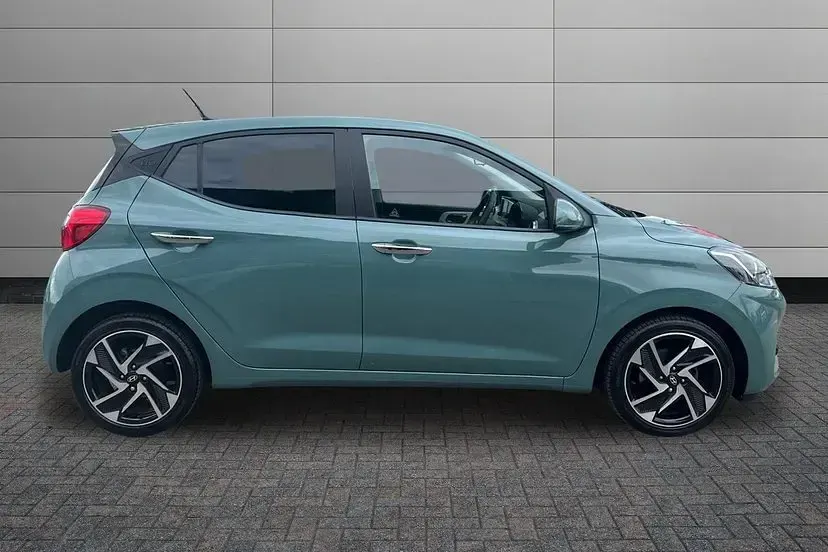 Used Hyundai i10 Premium 67 HP (49 kW) 2024 Mangrove green Hatchback