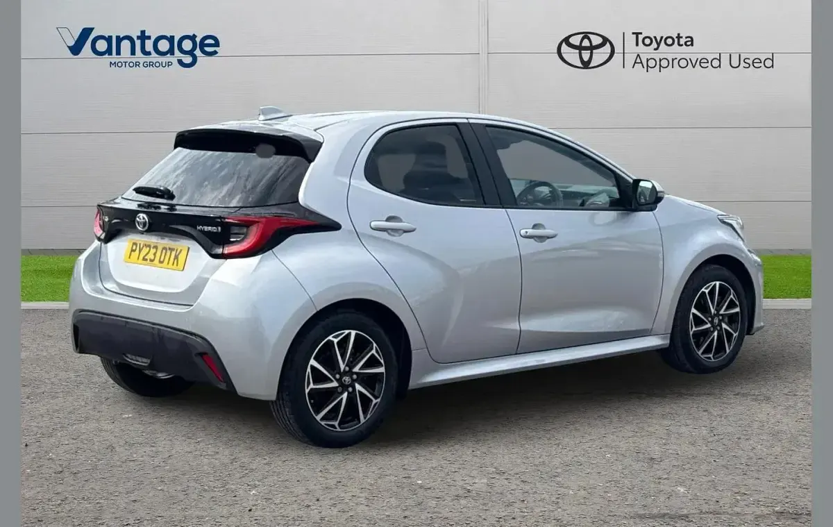 Used Toyota Yaris Design 113 HP (83 kW) 2023 Silver Hatchback