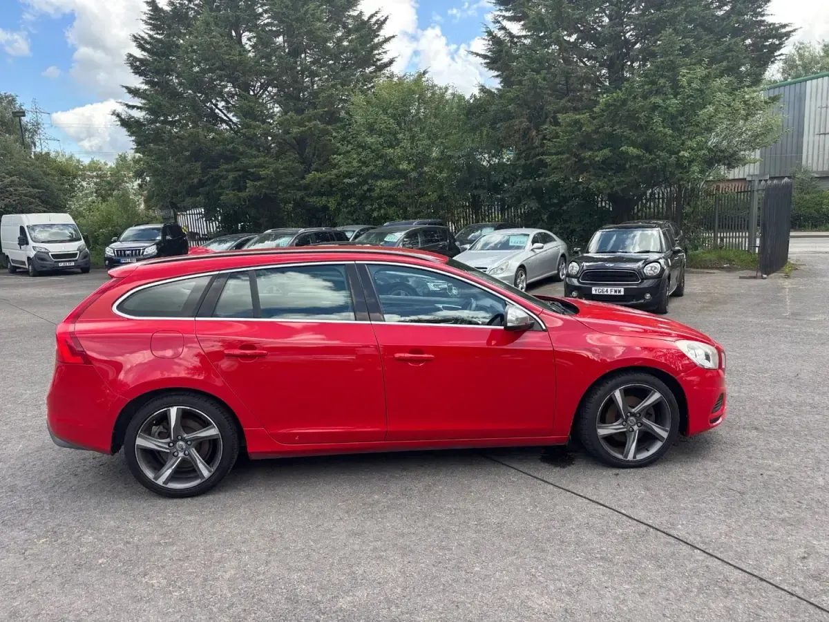 Usado Volvo V60 R-Design 163 HP (119 kW) 2012 Vermelho Carrinha
