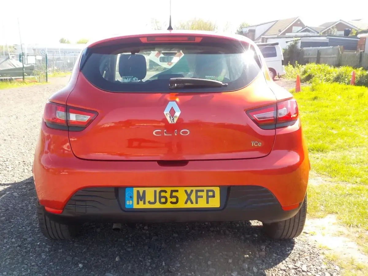 Used Renault Clio IV Play 90 HP (66 kW) 2015 Red Hatchback