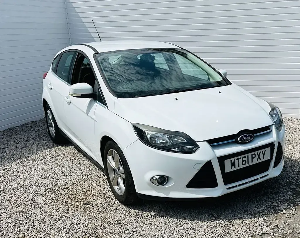 Used Ford Focus Zetec 125 HP (91 kW) 2012 White Hatchback
