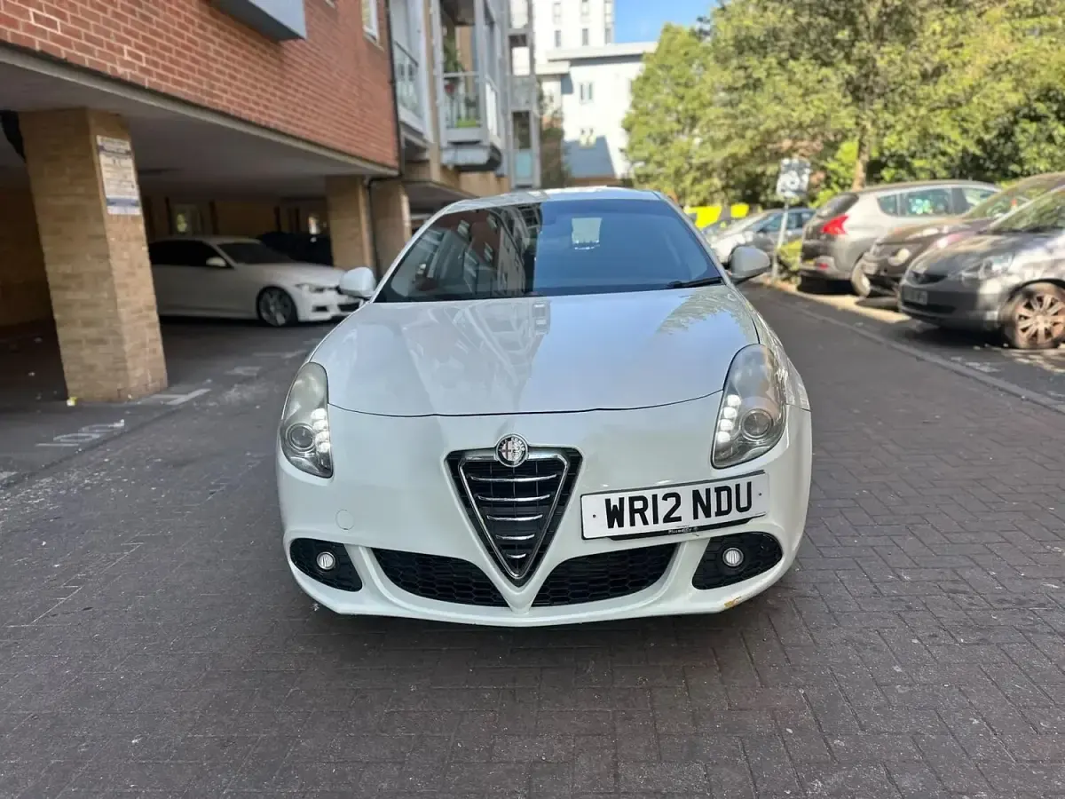 Used Alfa Romeo Giulietta Lusso 170 HP (125 kW) 2012 White Hatchback