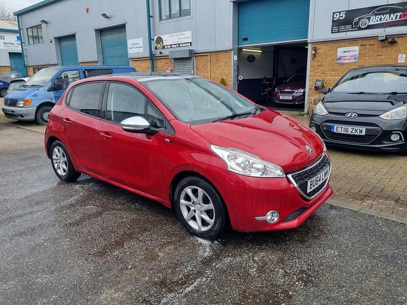 Używany Peugeot 208 Style 82 KM (60 kW) 2014 Czerwony Hatchback