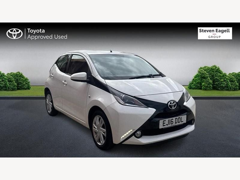 Used Toyota Aygo x-press 69 HP (50 kW) 2016 White Hatchback