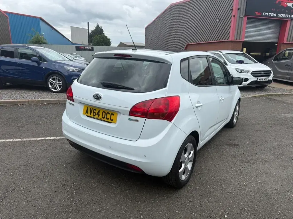 Used Kia Venga 125 HP (91 kW) 2014 White Hatchback