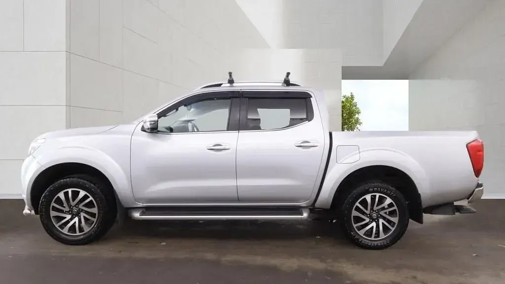 Używany Nissan Navara Tekna 190 KM (139 kW) 2016 Srebrny Pickup