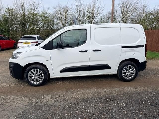 Used Citroën Berlingo 100 HP (73 kW) 2022 White MPV