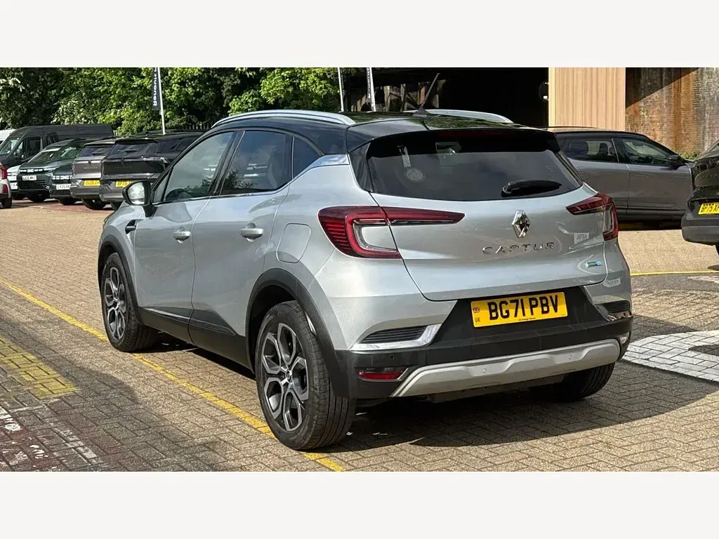 Begagnad Renault Captur Version S 160 HK (117 kW) 2021 Grå SUV