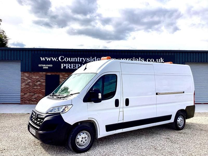 Used Vauxhall Movano 140 HP (102 kW) 2022 White MPV
