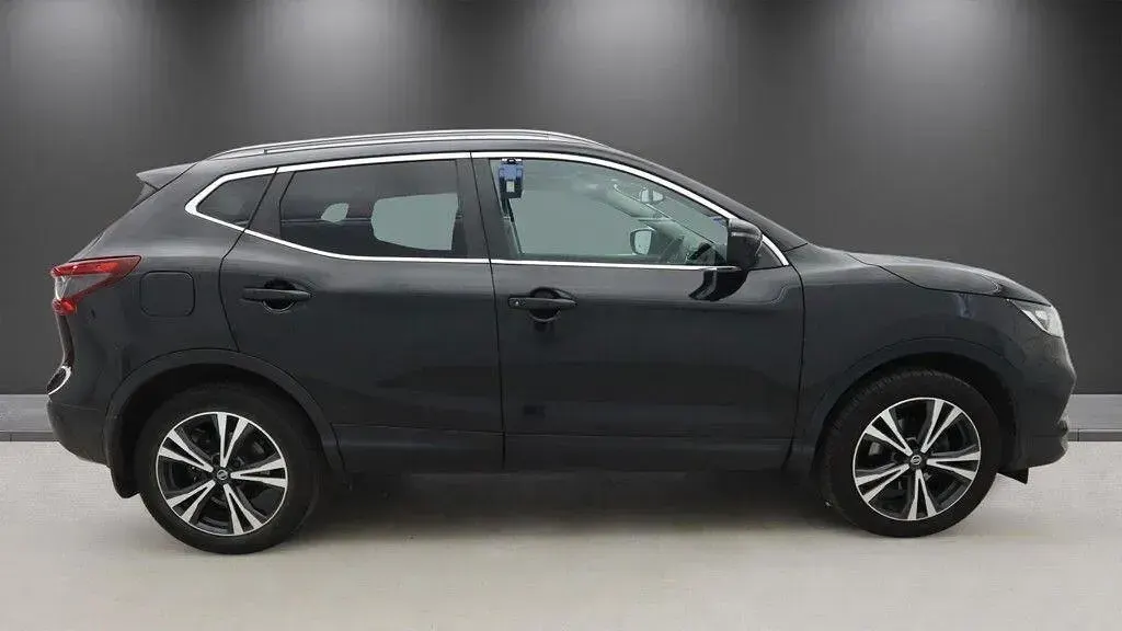 Used Nissan Qashqai N-Connecta 115 HP (84 kW) 2017 Black SUV