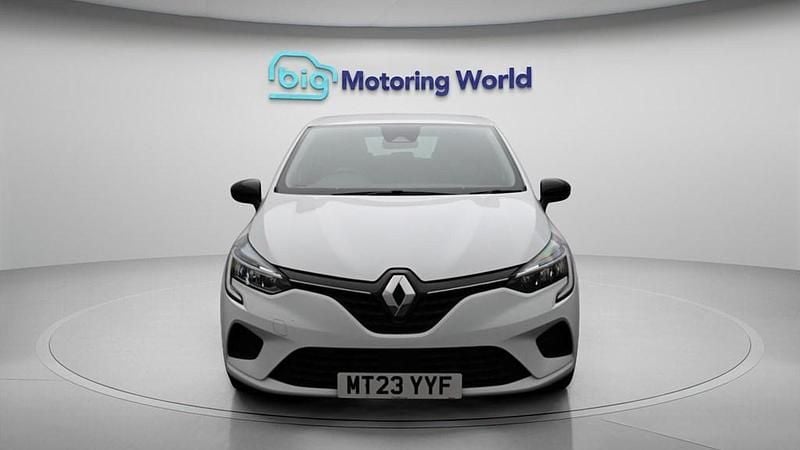 Begagnad Renault Clio V Evolution 145 HK (106 kW) 2023 Vit Halvkombi