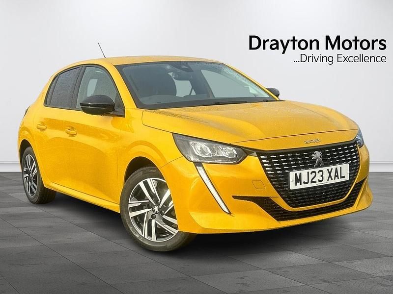 Used Peugeot 208 Allure+ 100 HP (73 kW) 2023 Yellow Hatchback