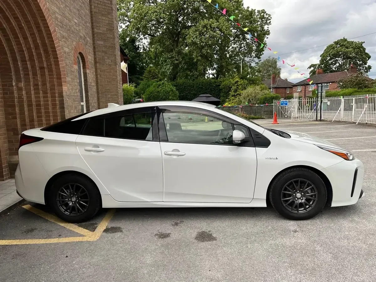 Used Toyota Prius Active 122 HP (89 kW) 2019 White Hatchback