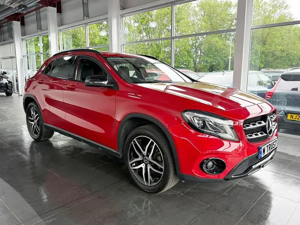 Used Mercedes GLA180 Urban 122 HP (89 kW) 2020 Red SUV