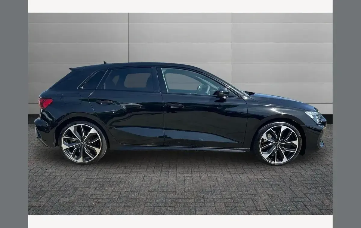 Usado Audi S3 Sportback Black Edition 328 HP (241 kW) 2025 Preto Citadino