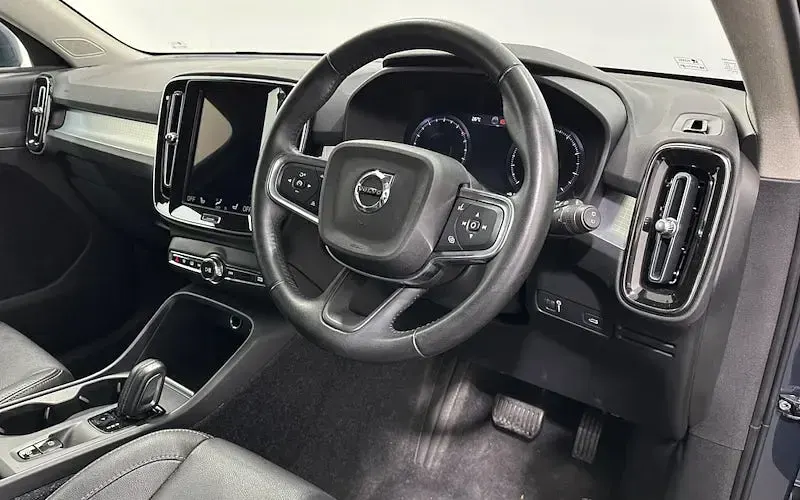 Used Volvo XC40 Momentum 197 HP (144 kW) 2020 Blue SUV
