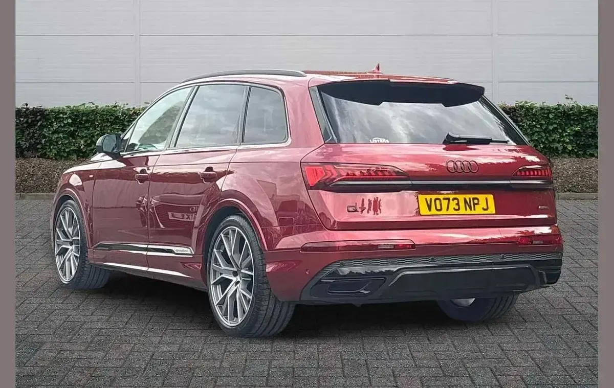 Used Audi Q7 Comfort 281 HP (206 kW) 2023 Red SUV