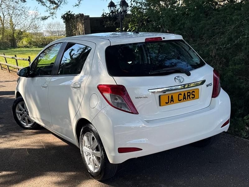 Used Toyota Yaris 101 HP (74 kW) 2012 White Hatchback