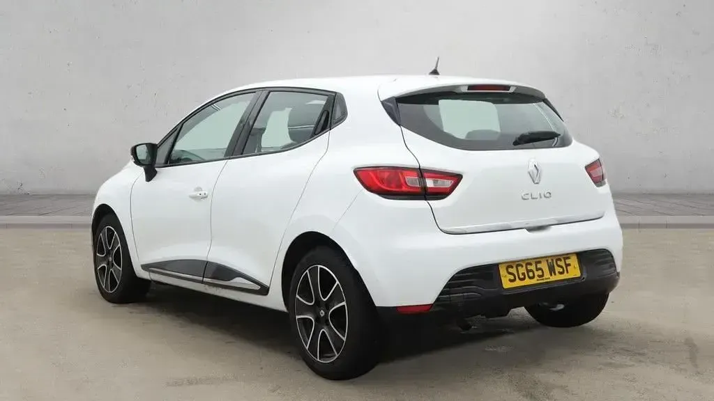 Used Renault Clio Dynamique 75 HP (55 kW) 2015 White Hatchback