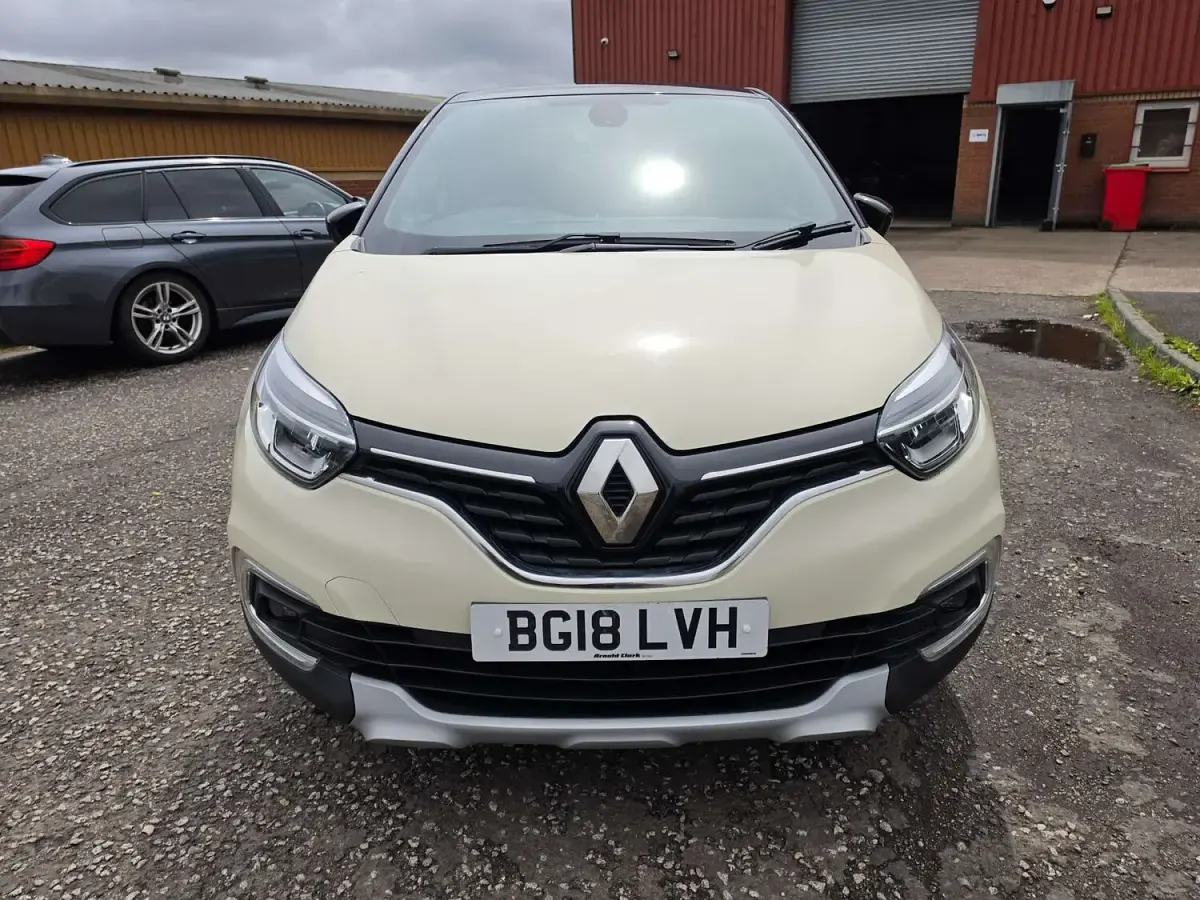 Used Renault Captur Dynamique 90 HP (66 kW) 2018 Cream and black SUV