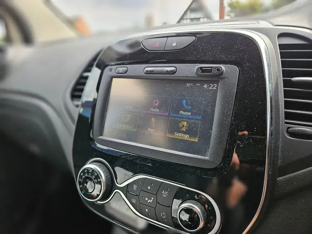 Used Renault Captur Dynamique 90 HP (66 kW) 2017 Cream/black SUV