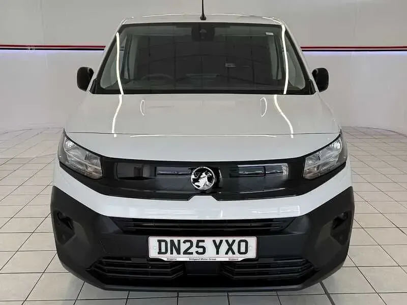 Used Vauxhall Combo S 100 HP (73 kW) 2025 White MPV