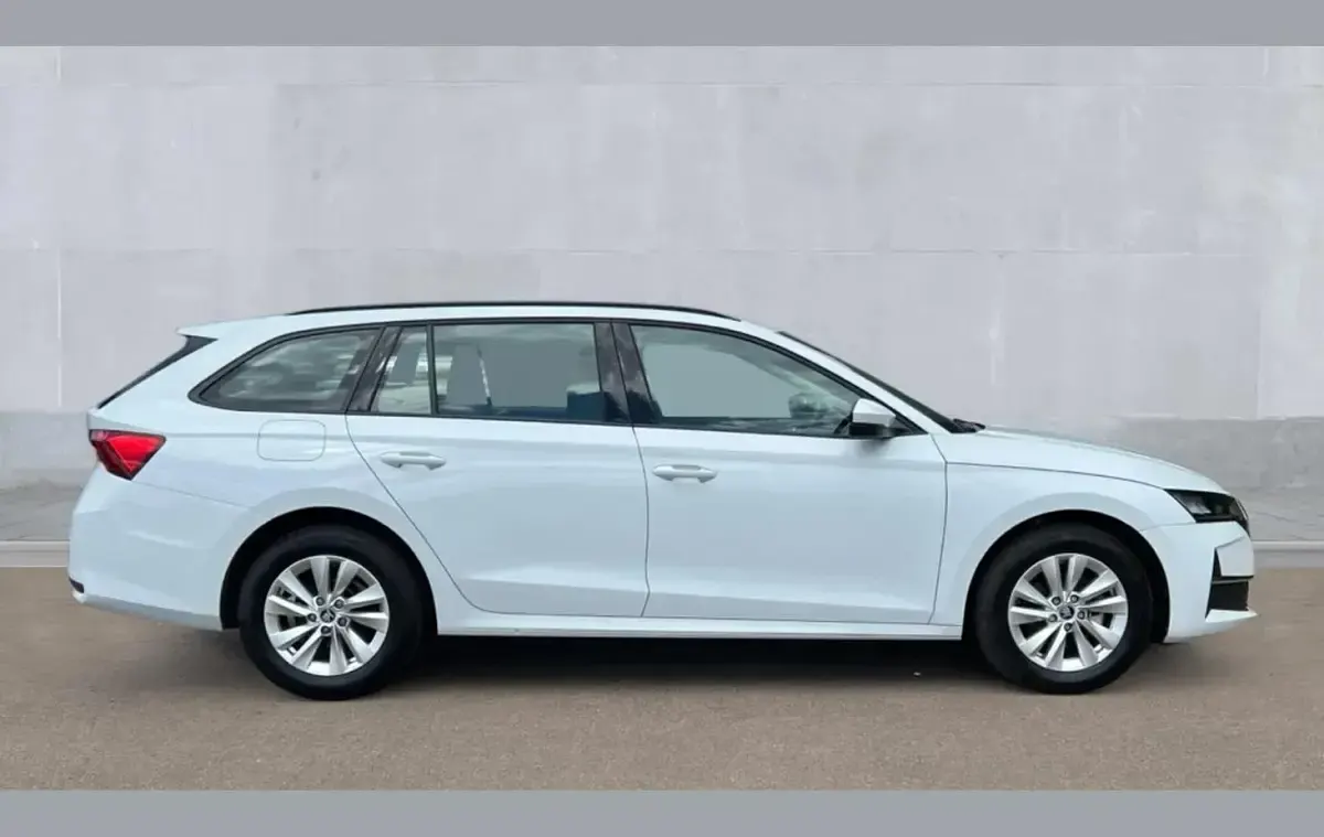 Used Skoda Octavia SE Technology 113 HP (83 kW) 2025 White Estate