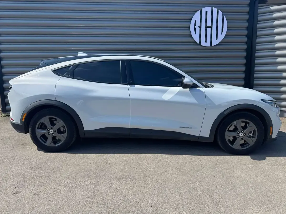 Used Ford Mustang Mach-E Standard Range 197 kW (268 HP) 2022 White SUV