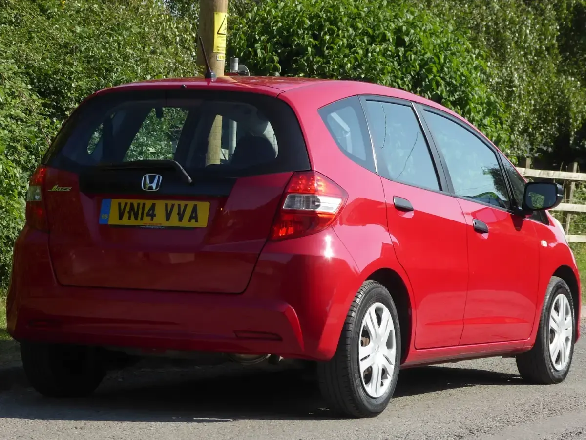 Used Honda Jazz S 90 HP (66 kW) 2014 Red Hatchback