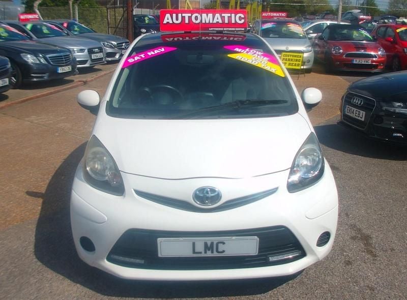 Usado Toyota Aygo Style 68 HP (50 kW) 2014 Branco Citadino
