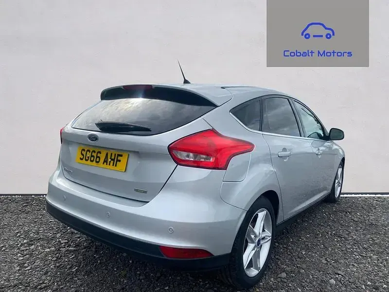 Used Ford Focus Titanium 125 HP (91 kW) 2016 Silver Hatchback