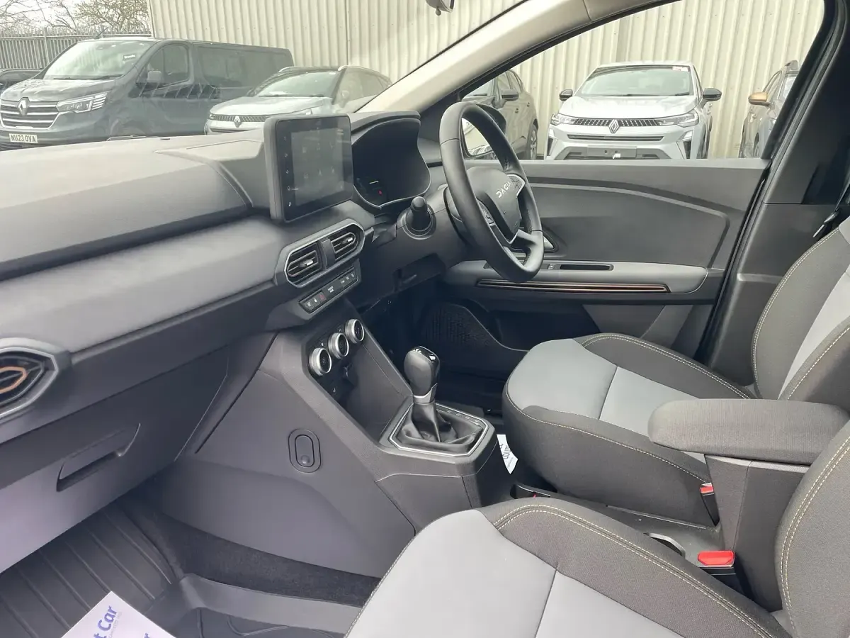 Used Dacia Jogger Extreme 141 HP (103 kW) 2025 Grey MPV